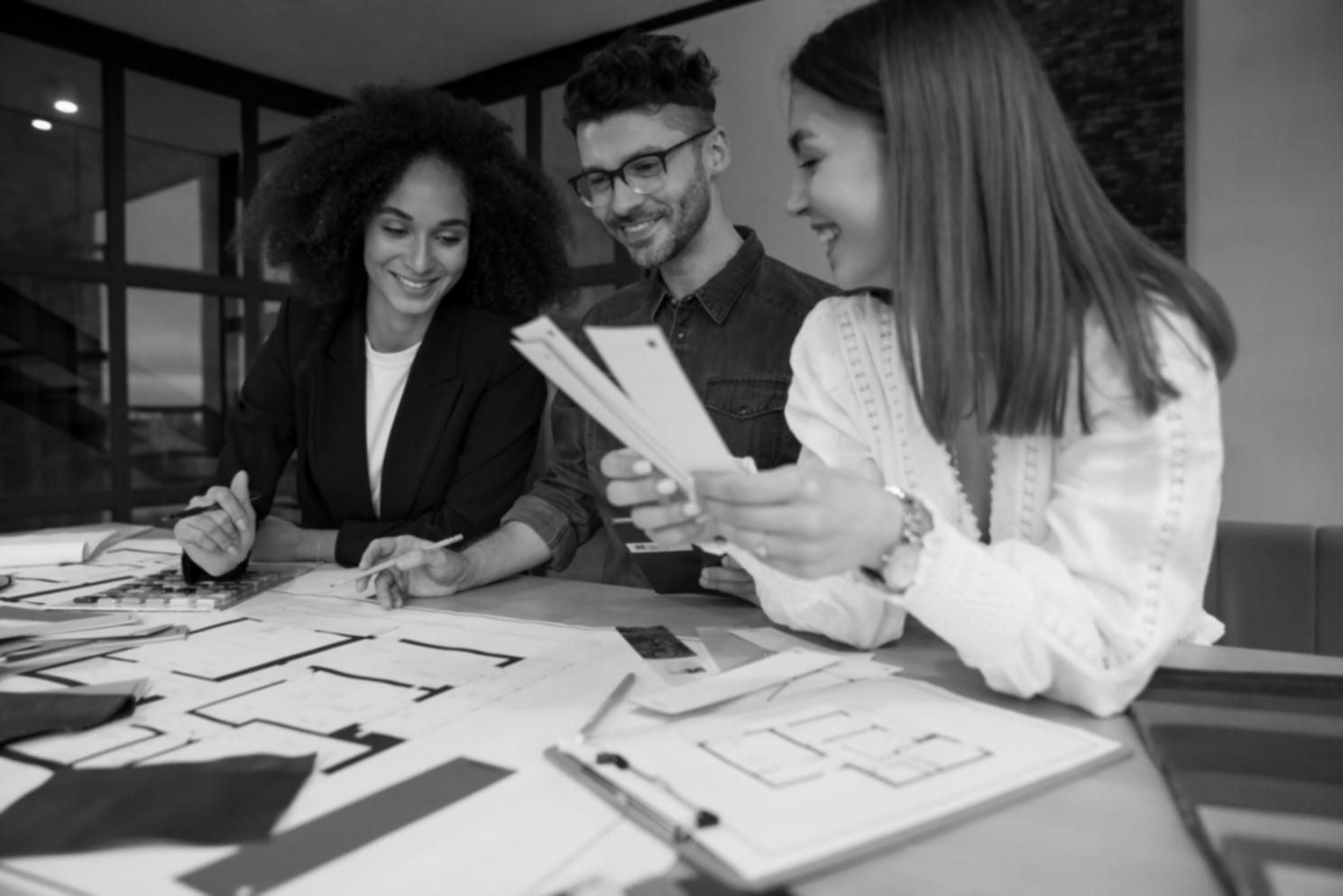 Estudiantes trabajando en planificación financiera